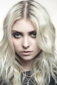 Taylor Michel Momsen is an American screen actress, musician, songwriter and model. She is a member of the rock band The Pretty Reckless.   Date d’anniversaire : 26/07/1993