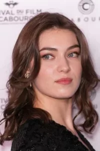 Anamaria Vartolomei est une actrice franco-roumaine, née le 9 avril 1999. Née le 9 avril 1999, Anamaria Vartolomei est de nationalité franco-roumaine. À l’âge de dix ans et demi, elle débute au cinéma, lorsqu’elle est choisie parmi 500 candidates pour […]