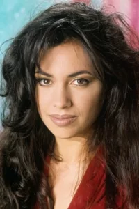 Susanna Hoffs (born January 17, 1959) is an American singer, guitarist, songwriter and actress. She is best known as a co-founder of the pop-rock band The Bangles.   Date d’anniversaire : 17/01/1959