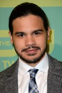 Carlos David Valdes (born April 20, 1989) is a Colombian-American actor and singer. He is best-known for his role as Cisco Ramon / Vibe on The CW television series The Flash and other Arrowverse-related shows.   Date d’anniversaire : 20/04/1989
