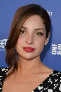Anna Hopkins is a Canadian actress born in Montreal, Quebec. She is the daughter of visual artist Tom Hopkins. Hopkins splits her time between Los Angeles and Toronto.   Date d’anniversaire : 12/02/1987