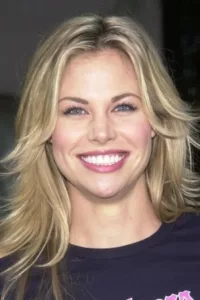 Brooke Elizabeth Burns (née le 16 mars 1978 à Dallas) est une actrice américaine, qui a autrefois été mannequin. Ses parents s’appellent Brad et Betsy Burns. Elle a deux sœurs. Enfant, elle a pratiqué le ballet pendant 12 ans, jusqu’à […]