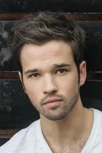 Nathan Kress (born November 18, 1992) is an American actor, director, and former child model. He is known around the world for his lead role on Nickelodeon’s hit show « iCarly », Nathan plays Freddie Benson, Carly’s smitten next-door neighbor and technical […]