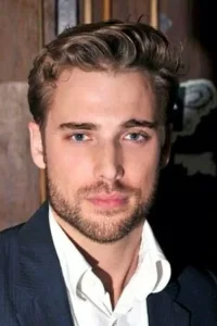 Dustin Milligan is a Canadian film and television actor best known for his role as Ethan Ward in the first season of « 90210 » and Ted Mullens in « Schitt’s Creek ».   Date d’anniversaire : 28/07/1985