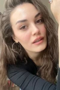 Belgin Şimşek is known for Forbidden Apple (2018), Canim Annem (2022) and This Is the World (2023).   Date d’anniversaire : //