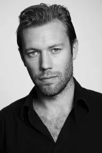 Jakob Cedergren was born on January 10, 1973 in Lund, Sweden. He is an actor, known for The Guilty (2018), Submarino (2010) and Terribly Happy (2008).   Date d’anniversaire : 10/01/1973
