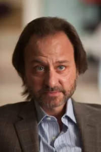 Fisher Stevens is an American stage and screen actor, director, writer and producer. In 2010, he was honored with an Academy Award in the category « Best Documentary Feature » for his movie « The Cove ».   Date d’anniversaire : 27/11/1963