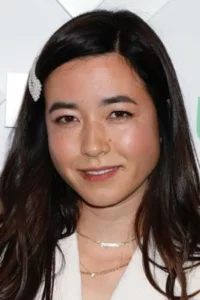 Maya Erskine was born on May 7, 1987 in Los Angeles, California, USA as Maya Mano Erskine. She is an actress and producer known for PEN15 (2019), Wine Country (2019) and Betas (2013).   Date d’anniversaire : 07/05/1987