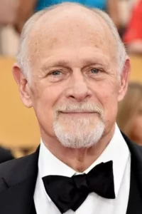 Gerald McRaney is an American film and television actor, best known for playing Rick Simon on the CBS television series « Simon & Simon » as well as Major John D. MacGillis on the networks « Major Dad ».   Date d’anniversaire : 19/08/1947