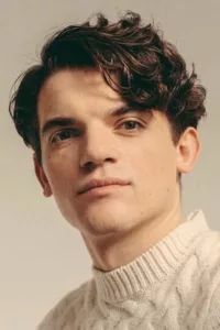 Edward Bluemel was born on May 22, 1993 in Somerset, England, UK. He is an actor and writer, known for The Commuter (2018), Persuasion (2022) and Safe Word (2022).   Date d’anniversaire : 22/05/1993