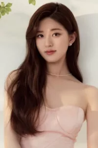 Zhao Lusi ( chinois :赵 露 思   Date d’anniversaire : 09/11/1998
