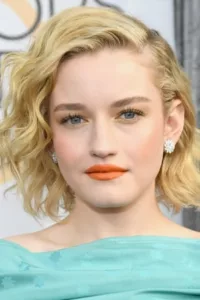 Julia Garner is an American actress. She has appeared in the films Martha Marcy May Marlene, The Perks of Being a Wallflower, Sin City: A Dame to Kill For, and We Are What We Are.   Date d’anniversaire : 01/02/1994