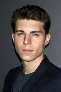 The Canadian actor started out as a national gymnast and diver. He is also fluent in French and German. He received his first break when cast in the starring role of the Columbia Records/Nickelodeon movie, Spectacular! (2009) opposite Victoria Justice. […]