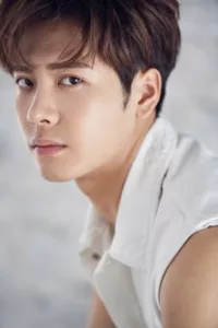 Jackson Wang (王嘉爾   Date d’anniversaire : 28/03/1994