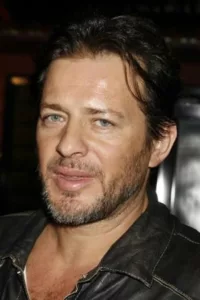 Costas Mandylor (born September 3rd, 1965) is a Greek Australian actor. He is best known for portraying Mark Hoffman in the film franchise Saw.   Date d’anniversaire : 03/09/1965