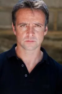Richard Harrington (born 12 March 1975 in Gurnos, Merthyr Tydfil) is a Welsh actor of stage and screen. He stars as DCI Richard Matthias in the acclaimed Welsh drama « Hinterland »/ »Y Gwyll ».   Date d’anniversaire : 12/03/1975