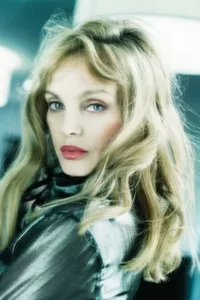 Arielle Dombasle est une actrice, chanteuse, réalisatrice, scénariste et meneuse de revue franco-américaine, née le 27 avril 1953 à Hartford (Connecticut). Elle se fait connaître du public français grâce aux films d’Éric Rohmer (Perceval le Gallois, Pauline à la plage), […]