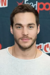 Chris Wood is an actor known for The Vampire Diaries (2014), Supergirl (2016) and Legacies (2020).   Date d’anniversaire : 14/04/1988