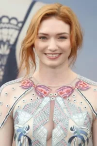 Eleanor May Tomlinson (born 19 May 1992) is an English actress. She was born in London, but at a young age, she moved with her family to Beverley, East Riding of Yorkshire, England.   Date d’anniversaire : 19/05/1992