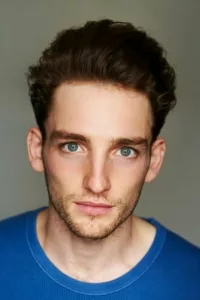 Laurie Davidson (born 1992) is an English actor. In 2016 he graduated from the London Academy of Music and Dramatic Art (LAMDA). He played a fictionalised version of a young William Shakespeare in the 2017 TNT television series « Will », and […]