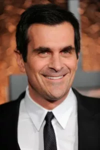 Ty Burrell (born August 22, 1967) is an American actor and comedian. He is best known for his starring role on Modern Family.   Date d’anniversaire : 22/08/1967