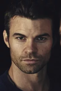 Daniel Gillies (born March 14, 1976) is a Canadian-born New Zealand actor. Description above from the Wikipedia article Daniel Gillies, licensed under CC-BY-SA,full list of contributors on Wikipedia.   Date d’anniversaire : 14/03/1976