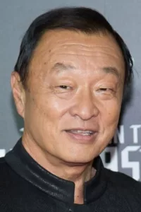 Cary-Hiroyuki Tagawa (born September 27, 1950) is a Japanese-American actor, film producer, and martial artist. In addition to his extensive film work, he has appeared on television in Star Trek: The Next Generation – « Encounter at Farpoint » (1987), Thunder in […]