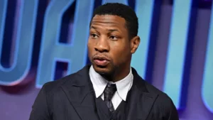 Jonathan Majors, connu pour son rôle dans « Loki » et « Creed III », a été jugé coupable d’agression imprudente au troisième degré et de harcèlement contre une ex-petite amie, Grace Jabbari , selon The Hollywood Reporter. Un jury new-yorkais a rendu son […]